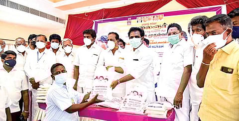 முன்னாள் முதல்வர் கருணாநிதியின் பிறந்த நாளையொட்டி காஞ்சிபுரத்தில் நலத்திட்ட உதவிகள் வழங்கிய திமுகவினர்.