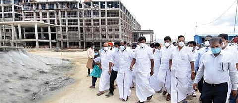 கிருஷ்ணகிரி அரசு மருத்துவக் கல்லூரி கட்டுமான பணிகளை கைத்தறி மற்றும் துணிநூல் துறை அமைச்சர் காந்தி ஆய்வு செய்தார்.