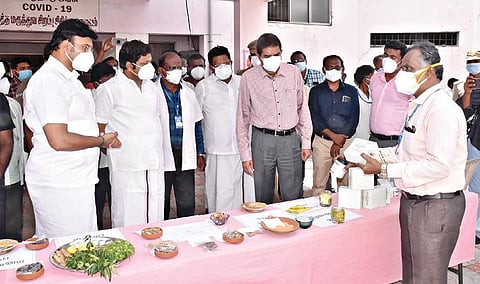 ராசிபுரம் எஸ்ஆர்வி பள்ளியில் சித்த மருத்துவ சிகிச்சைப் பிரிவை அமைச்சர் மா.மதிவேந்தன் திறந்து வைத்து சிகிச்சை முறைகளை கேட்டறிந்தார். அருகில் மாவட்ட ஆட்சியர் கா.மெகராஜ்.