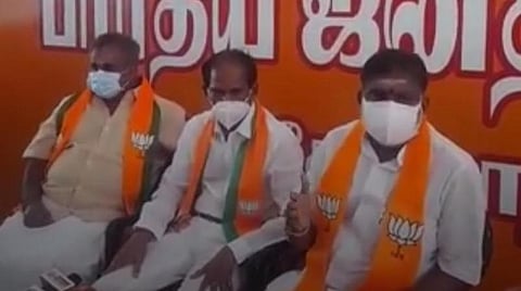 புதுச்சேரி பாஜக அலுவலகத்தில் செய்தியாளர்களுக்கு இன்று பேட்டியளித்த சட்டப்பேரவை பாஜக தலைவர் நமச்சிவாயம், மாநிலத்தலைவர் சாமிநாதன்.