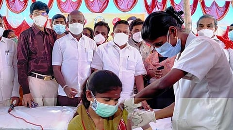 தடுப்பூசி முகாமை தொடங்கிவைத்த அமைச்சர் மா.சுப்பிரமணியன்.