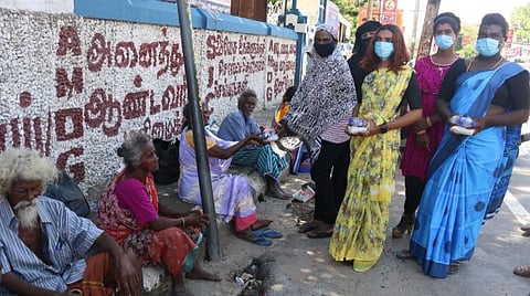 திருச்சி ஜோசப் கல்லூரி சாலையில் ஆதரவற்ற, வீடற்ற சாலையோரவாசிகளுக்கு இன்று உணவு வழங்கிய திருநங்கையர் குழுவினர்.