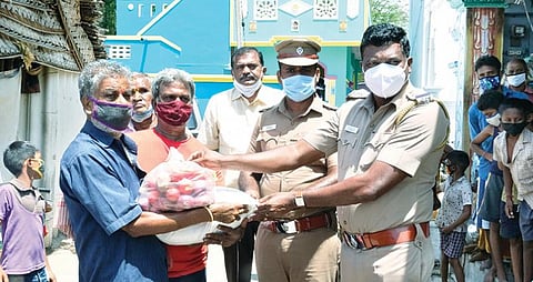 ராணிப்பேட்டை அடுத்த புளியங்கண்ணு கிராமத்தில் காய்கறி, மளிகை தொகுப்பை வழங்கிய காவல் ஆய்வாளர் சாலமன் ராஜா.