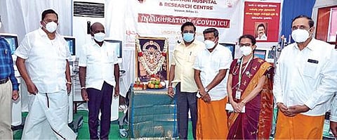 வேலூர் அடுத்த புரம் நாராயணி மருத்துவமனையில் நவீன கருவிகளின் செயல்பாட்டை தொடங்கி வைத்த அமைச்சர் மா.சுப்பிரமணியன். அருகில், அமைச்சர் ஆர்.காந்தி, மருத்துவமனை இயக்குநர் பாலாஜி உள்ளிட்டோர்.