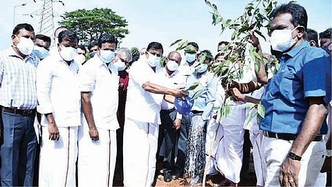 தென்னூர் உழவர் சந்தை மைதானத்தில் நேற்று மரக்கன்றை நட்டுவைத்து தண்ணீர் ஊற்றுகிறார் அமைச்சர் கே.என்.நேரு. உடன் ஆட்சியர் சு.சிவராசு உள்ளிட்டோர்.