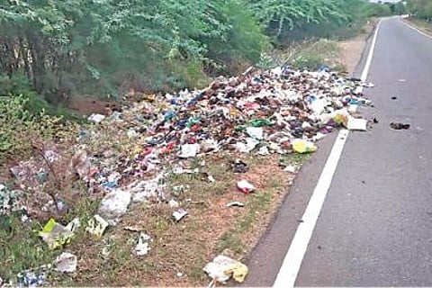 தலைவாசல் அடுத்த வடசென்னிலை மலை அடிவாரத்தை யொட்டிய சாலையோரத்தில் வீசப்பட்டுள்ள குப்பை கழிவுகள்.