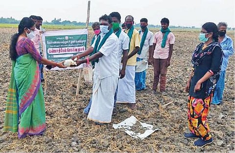 விழுப்புரம் அருகே கண்டம்பாக்கம் கிராமத்தில் மண்மாதிரி பரிசோதனை முகாம் நடைபெற்றது.
