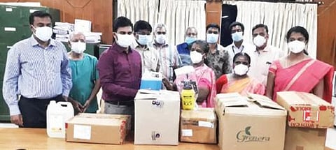 சிதம்பரம் ராஜா முத்தையா மருத்துவக் கல்லூரி மருத்துவமனைக்கு மருந்து வணிகர் சங்கம் சார்பில் ரூ. 1 லட்சம் மதிப்புள்ள மருந்து, மாத்திரைகள் வழங்கப்பட்டன.