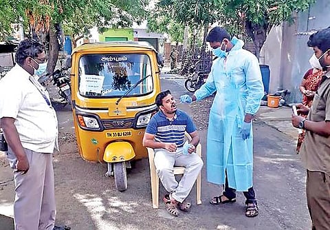 ஈரோடு மாநகராட்சியில் குடியிருப்புப் பகுதிகளுக்கு ஆட்டோவில் வரும் ஆய்வகப் பணியாளர்கள் வீடுகளிலேயே கரோனா பரிசோதனை மேற்கொள்கின்றனர்.