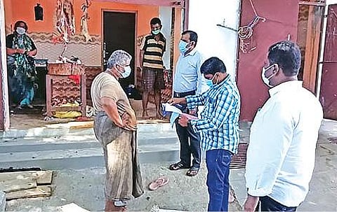 திருப்பூர் வடக்கு, தெற்கு வட்டங்களுக்கு உட்பட்ட பகுதிகளில் - ஊரடங்கு உத்தரவை மீறி இயங்கிய கடைகளுக்கு ‘சீல்’ : வருவாய்த் துறை அதிகாரிகள் நடவடிக்கை