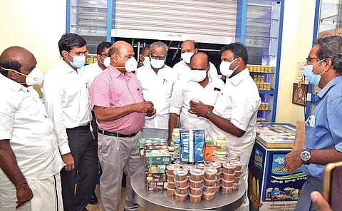 தஞ்சாவூர் நாஞ்சிக்கோட்டை சாலையில் உள்ள ஆவின் பால் உற்பத்தி நிலையத்தில் ஆய்வு செய்கிறார் மாநில பால்வளத் துறை அமைச்சர் சா.மு.நாசர்.