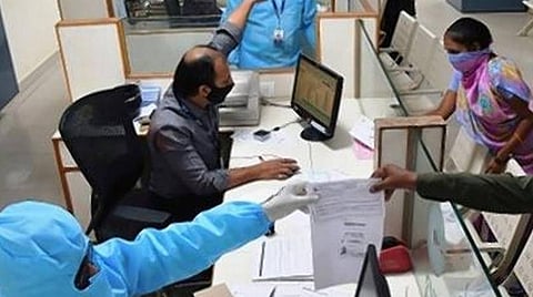 ஊரடங்கு நீட்டிக்கப்பட்டதால் வங்கி வேலை நேரம் குறைப்பு: பிற்பகல் 2 மணி வரைதான் பரிவர்த்தனை