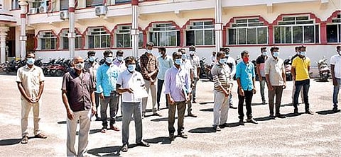 தி.மலை மாவட்ட ஆட்சியர் சந்தீப் நந்தூரியிடம் மனு கொடுக்க வந்த அம்மாபாளையம் பால் பவுடர் தொழிற்சாலையில் பணியாற்றும் தினக்கூலி தொழிலாளர்கள்.