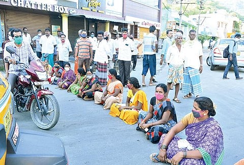 வேலூர் வளையல்கார தெருவில் நடைபாதை காய்கறி வியாபாரத்துக்கு அனுமதி அளிக்காததைக் கண்டித்து, ஆற்காடு சாலை முருகன் கோயில் அருகே வியாபாரிகள் சாலை மறியலில் ஈடுபட்டனர்.