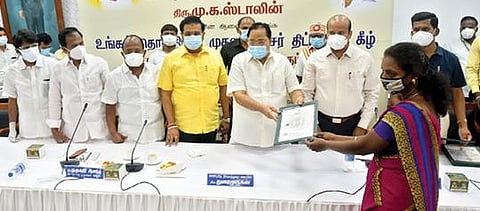 வேலூர் மாவட்ட ஆட்சியர் அலுவலகத்தில் நடைபெற்ற நிகழ்ச்சியில் நலத்திட்ட உதவி களை அமைச்சர் துரைமுருகன் வழங்கினார். அருகில், மாவட்ட ஆட்சியர் சண்முக சுந்தரம், நாடாளுமன்ற உறுப்பினர் கதிர்ஆனந்த், சட்டப்பேரவை உறுப்பினர்கள் கார்த்திகேயன், நந்தகுமார், ஈஸ்வரப்பன் உள்ளிட்டோர். படம்: வி.எம்.மணிநாதன்.