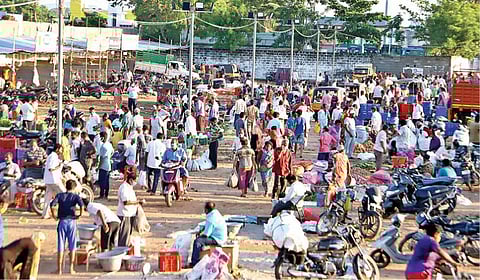 வேலூர் மாங்காய் மண்டி அருகே தற்காலிக மொத்த விலை காய்கறி மார்க்கெட்டில் நேற்று குவிந்த வியாபாரிகள், பொதுமக்கள்.