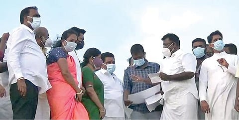 தூத்துக்குடி மாவட்டம் பெரியதாழையில் தூண்டில் வளைவு பாலம் நீட்டிப்பு பணிகளை கனிமொழி எம்.பி., அமைச்சர் அனிதா ராதாகிருஷ்ணன் ஆகியோர் பார்வையிட்டனர்.