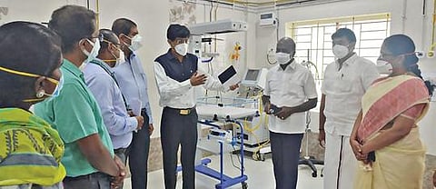 நாமக்கல் அரசு மருத்துவமனையில் குழந்தைகளுக்கான கரோனா சிறப்பு சிகிச்சை மையத்தை சுகாதாரத் துறை அமைச்சர் மா.சுப்பிரமணியன் திறந்து வைத்து பார்வையிட்டார். அருகில் சுற்றுலாத் துறை அமைச்சர் மா.மதிவேந்தன், சுகாதாரத் துறை செயலர் ராதாகிருஷ்ணன்.