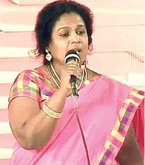 பள்ளி மாணவர்களுடன் ஆசிரியை முருகேஸ்வரி (கோப்பு படம்).