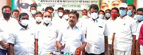 விழுப்புரத்தில் முன்னாள் அமைச்சர் சி.வி.சண்முகம் செய்தியாளர்களிடம் பேசுகிறார்.