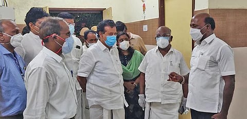 விழுப்புரம் அரசு மருத்துவக் கல்லூரி மருத்துவமனையில் உள்ள காய்ச்சல் பிரிவு வார்டில் சுகாதாரத் துறை அமைச்சர் மா.சுப்பிரமணியன் ஆய்வு மேற்கொண்டார்.