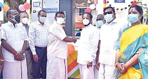 எல் அண்டு டி நிறுவனத்தின் சமூக பங்களிப்பு நிதியில் பொன்னேரி அரசு பொது மருத்துவமனையில் அமைக்கப்பட்டுள்ள ஆக்சிஜன் உற்பத்தி மையத்தை நேற்று பால்வளத் துறை அமைச்சர் சா.மு.நாசர் தொடங்கி வைத்தார். மாவட்ட ஆட்சியர் பொன்னையா, திருவள்ளூர் எம்பி ஜெயக்குமார் உள்ளிட்டோர் இதில் பங்கேற்றனர்.