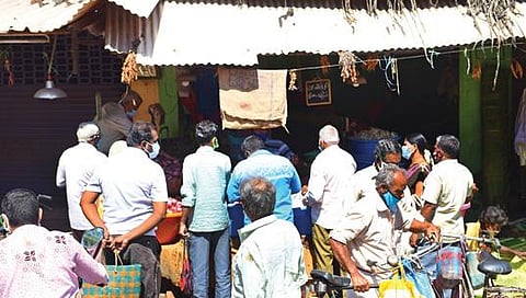 சேலம் மாவட்டத்தில் தளர்வுகளுடன் ஊரடங்கு நேற்று முதல் அமலுக்கு வந்தது. இதையடுத்து, மளிகை, காய்கறி மற்றும் இறைச்சிக் கடைகள் திறக்கப்பட்ட நிலையில், சேலம் பால் மார்க்கெட் பகுதியில் உள்ள காய்கறி கடையில் கரோனா அச்சமின்றி சமூக இடைவெளியை கடைபிடிக்காமல் திரண்ட மக்கள்.படம்: எஸ்.குரு பிரசாத்