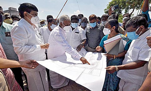 சென்னை சாலிகிராமத்தில் தனியார் வாகன நிறுத்துமிடமாக பயன்படுத்தப்பட்டு வந்த வடபழனி முருகன் கோயிலுக்கு சொந்தமான நிலத்தை இந்து சமய அறநிலையத் துறை அமைச்சர் பி.கே.சேகர்பாபு நேற்று பார்வையிட்டு ஆய்வு செய்தார். துறை அதிகாரிகள் உடனிருந்தனர்.படம்: ம.பிரபு