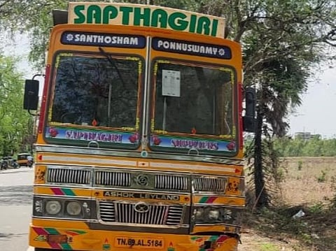 விபத்து ஏற்படுத்திய லாரி.