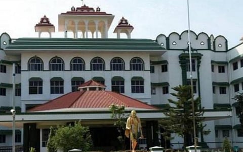 கரோனா பெருந்தொற்று காலத்தில் மன உளைச்சலில் பணிபுரியும் போலீஸாரை மிரட்டினால் கடும் நடவடிக்கை: உயர் நீதிமன்றம்