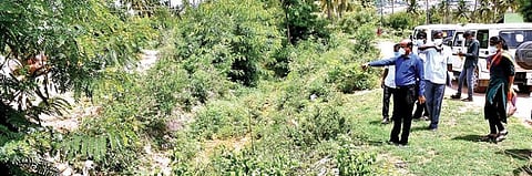 கே.வி.குப்பம் அருகேயுள்ள காங்குப்பம் கிராமத்தில் மோர்தானா கால்வாயை உடைத்து குழாய் பதித்த இடத்தை ஆய்வு செய்த வேலூர் மாவட்ட ஆட்சியர் சண்முகசுந்தரம்.