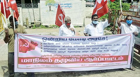 திருவண்ணாமலை அண்ணா சிலை முன்பு ஆர்ப்பாட்டத்தில் ஈடுபட்ட இந்திய கம்யூனிஸ்ட் கட்சியினர். அடுத்த படம்: தமிழகத்துக்கு மக்கள் தொகை அடிப்படையில் கரோனா தடுப்பூசி வழங்க வேண்டும், பெட்ரோல், டீசல் விலை உயர்வை திரும்பப் பெற வேண்டும் என்பன உள்ளிட்ட 4 அம்ச கோரிக்கைகளை வலியுறுத்தி வேலூர் தலைமை தபால் நிலையம் எதிரே ஆர்ப்பாட்டத்தில் ஈடுபட்ட இந்திய கம்யூனிஸ்ட் கட்சியினர்.