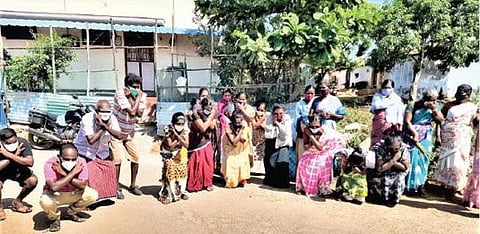 தனியார் நிதி நிறுவனங்கள் மீது நடவடிக்கை எடுக்க வலியுறுத்தி கோவில்பட்டி அருகே மந்தித்தோப்பில் தோப்புக் கரணம் போட்டு போராட்டத்தில் ஈடுபட்ட பெண்கள்.