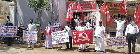 பெட்ரோல், டீசல் விலை உயர்வை கண்டித்து தூத்துக்குடி போல்டன்புரத்தில் ஆர்ப்பாட்டம் நடத்திய இந்திய கம்யூனிஸ்ட் கட்சியினர்.