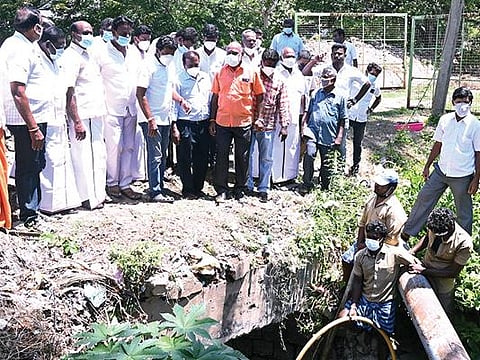 மண்ணச்சநல்லூரில் கழிவுநீர் கால்வாய் தூர்வாரும் பணிகளை நேற்று முன்தினம் பார்வையிடுகிறார் எம்எல்ஏ எஸ்.கதிரவன்.