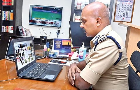 மத்திய மண்டலத்துக்குட்பட்ட 9 மாவட்டங்களிலுள்ள பள்ளிகளின் முதல்வர்கள், தலைமையாசிரியர்களிடம் காணொலிக் காட்சி மூலம் நேற்று ஆலோசனை நடத்திய ஐ.ஜி வே.பாலகிருஷ்ணன்.