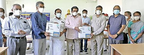 அரசு ஆரம்ப சுகாதார நிலையத்துக்கு இரு ஆக்சிஜன் செறிவூட்டிகளை சேலம் ஆட்சியர் கார்மேகத்திடம், தியாகராஜர் பாலிடெக்னிக் மற்றும் சோனா கல்லூரித் தலைவர் சொ.வள்ளியப்பா, துணைத் தலைவர் சொக்கு வள்ளியப்பா, தியாகு வள்ளியப்பா ஆகியோர் வழங்கினர். உடன் எம்எல்ஏ ராஜேந்திரன் உள்ளிட்டோர்.