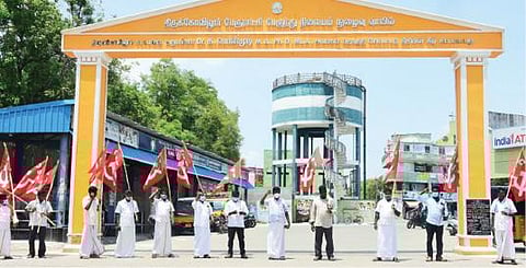 திருக்கோவிலூர் பேருந்து நிலையத்தில் ஆர்ப்பாட்டத்தில் ஈடுபட்ட இந்திய கம்யூனிஸ்ட் கட்சியினர்.