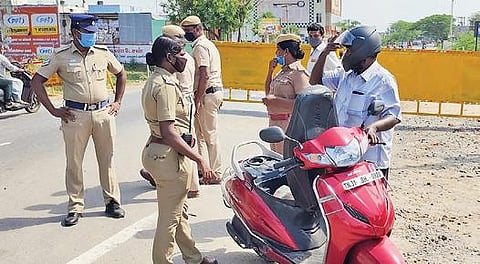 கடலூர் பெரியகங்கணாங்குப்பம் பகுதியில் புதுச்சேரியில் இருந்து வரும் வாகனங் களை போலீஸார் சோதனை செய்தனர்.