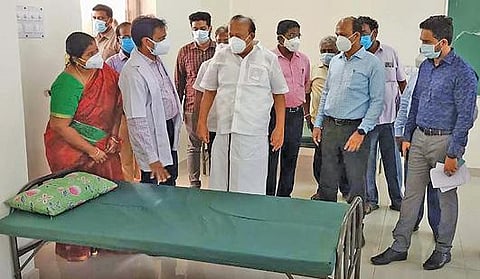 சிதம்பரம் அருகே கூடுவெளியில் சித்த மருத்துவ கரோனா சிகிச்சை மையத்தை அமைச்சர் எம்ஆர்கே. பன்னீர்செல்வம் திறந்து வைத்து பார்வையிட்டார்.