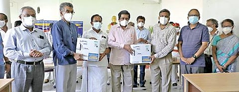 அரசு ஆரம்ப சுகாதார நிலையத்துக்கு இரு ஆக்சிஜன் செறிவூட்டிகளை சேலம் ஆட்சியர் கார்மேகத்திடம், தியாகராஜர் பாலிடெக்னிக் மற்றும் சோனா கல்லூரித் தலைவர் சொ.வள்ளியப்பா, துணைத் தலைவர் சொக்கு வள்ளியப்பா, தியாகு வள்ளியப்பா ஆகியோர் வழங்கினர். உடன் எம்எல்ஏ ராஜேந்திரன் உள்ளிட்டோர்.