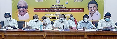 தஞ்சாவூரில் நடைபெற்ற குறுவை சாகுபடிக்கு கடன் வழங்குவது தொடர்பான ஆய்வுக் கூட்டத்தில் பேசுகிறார் மாநில கூட்டுறவுத் துறை அமைச்சர் ஐ.பெரியசாமி. உடன், அரசு தலைமைக் கொறடா கோவி.செழியன், நாடாளுமன்ற உறுப்பினர் எஸ்.எஸ்.பழநிமாணிக்கம், ஆட்சியர் கோவிந்தராவ் உள்ளிட்டோர்.