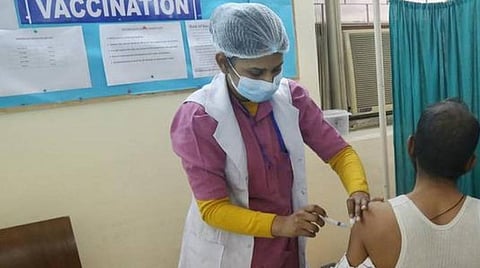 187.2 கோடி டோஸ்களுடன் 18 வயதுக்கு மேல் உள்ள அனைவருக்கும் டிசம்பர் இறுதிக்குள் கரோனா தடுப்பூசி: மத்திய சுகாதாரத்துறை அமைச்சக உயரதிகாரிகள் தகவல்