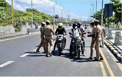 ஊரடங்கு கட்டுப்பாடுகள் தளர்வு: வாகன சோதனை தீவிரத்தை குறைத்துக்கொண்ட போலீஸார்