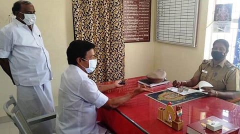 ரோஷணை போலீஸ் இன்ஸ்பெக்டர் வள்ளியிடம் முன்னாள் அமைச்சர் சி.வி.சண்முகம் புகார் மனு அளித்தார்.