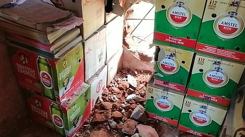 ஆற்காடு அருகே டாஸ்மாக்கில் நுழைந்து ரூ.1.50 லட்சம் மதிப்புள்ள மது பாட்டில்கள் திருட்டு