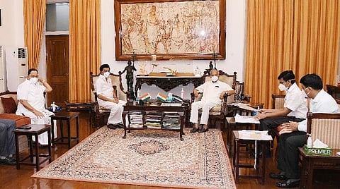 ஆளுநர் பன்வாரிலால் புரோஹித்தைச் சந்தித்த முதல்வர் ஸ்டாலின்.