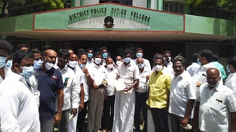 வேலூர் எஸ்.பி. அலுவலகத்தில் அதிமுக நிர்வாகிகள் புகார் மனு அளித்தனர். | படம்: வி.எம்.மணிநாதன்.