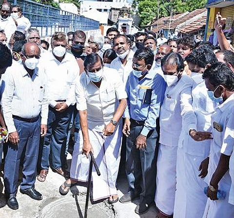 திருவானைக்காவல் கோயில் தெப்பக்குளத்தில் தண்ணீர் நிரப்பும் பணியை நேற்று தொடங்கிவைக்கிறார் அமைச்சர் கே.என்.நேரு. உடன் மாவட்ட ஆட்சியர் சு.சிவராசு உள்ளிட்டோர்.