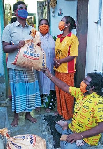 சின்னமூப்பன்பட்டியில் மாற்றுத்திறனாளிக்கு உணவுப்பொருளை வழங்கிய முத்து மணிகண்டன்.